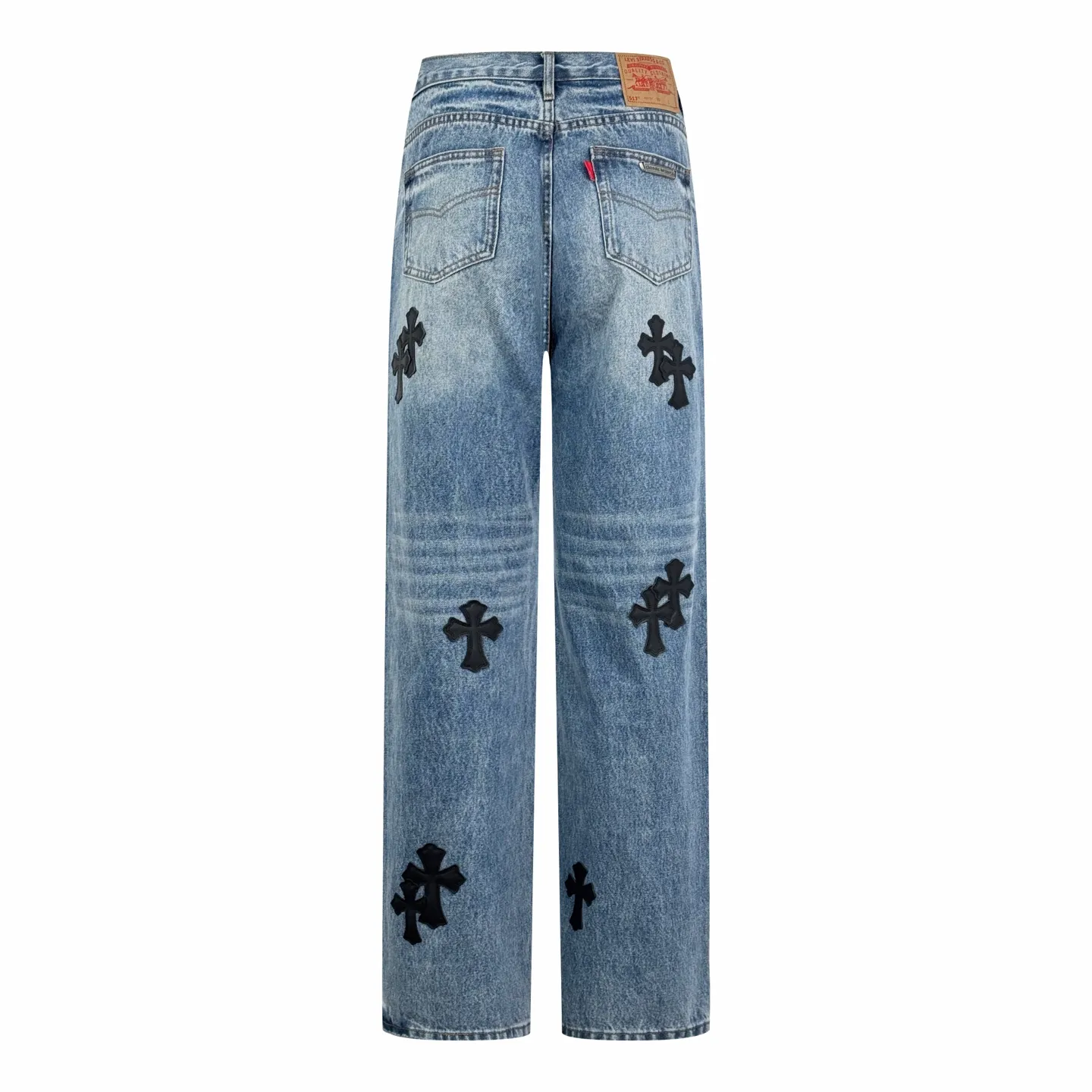 P660 Chrome Hearts Cross Logo Jeans Customized textured cotton denim with dark bamboo rhyme. Fine texture, comfortable and close to the skin. Mist indigo. A denim poem dyed with time. The black leather cross patch is used as the anchor. Every inch of touch hides untamed wildness. The right-angled outline of the cross conveys rebellion, forming a large-scale chaos. The kraft paper and pocket logo plate at the rear waistband sway slightly with the swing of the body. It adds a dynamic and vitality, interprets the perfect blend of retro and luxury, and makes the pants an attitude statement when worn. Process 1: Prioritize the customization of 1:1 original denim material, stir-fry snowballs, stir-fry salt, and prepare a special corresponding solution. Add a certain amount of dye, soak the denim material in it to absorb the solvent, and then scrub and dry it to further fade and oxidize. Process 2: Use fried sand hand-rubbing technology to cause natural fading and wear on the surface of the denim material by processing it on a sand frying machine. Then use special tools to physically damage the surface of the jeans by hand, maintaining the original texture and details while adding to their uniqueness. Process 3: Combining the rubbing and wrinkling whisker technology and the gun-drawing whisker technique. Prioritize manual rubbing in specific areas to achieve a natural wrinkle effect, and then use specific tools to draw the whisker-shaped texture to achieve a full visual effect. Process 4: Use the rotten edge hanging technology on the holes to achieve the natural rotten edge effect by rubbing the edges with physical abrasion. Combining high-temperature steam and sandpaper. Remove fiber hairiness and color difference to give jeans a unique hole and wear effect. Accessories: Customized 1:1 CH Nipple nails Customized 1:1 CH Shake your head buckle Customized 1:1 CH Big cross buckle Customized 1:1 CH genuine leather cross Customized 1:1 CH Kraft paper label Customized 1:1 CH Iron plate Customized 1:1 CH trademark Version: Loose version Size: 28 30 32 34 Style number: CC901
